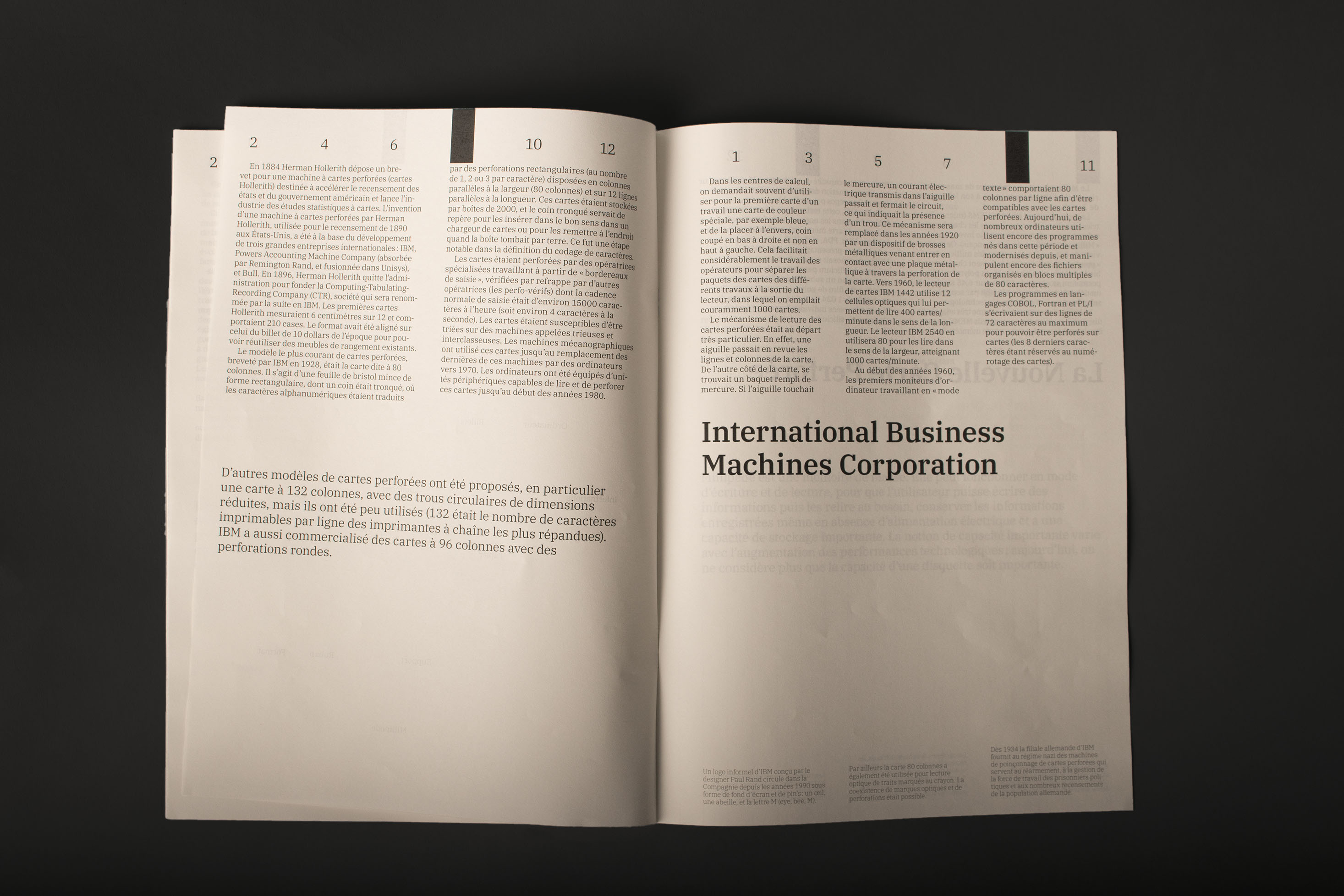 Photo d’une brochure en papier fin crème. Ouverte, on peut voir en haut de la page une suite de chiffres. La moitié supérieure de la brochure est coupée en plusieurs paragraphes. Au centre de la page droite, on lit le titre « International Business Machines Corporation ».