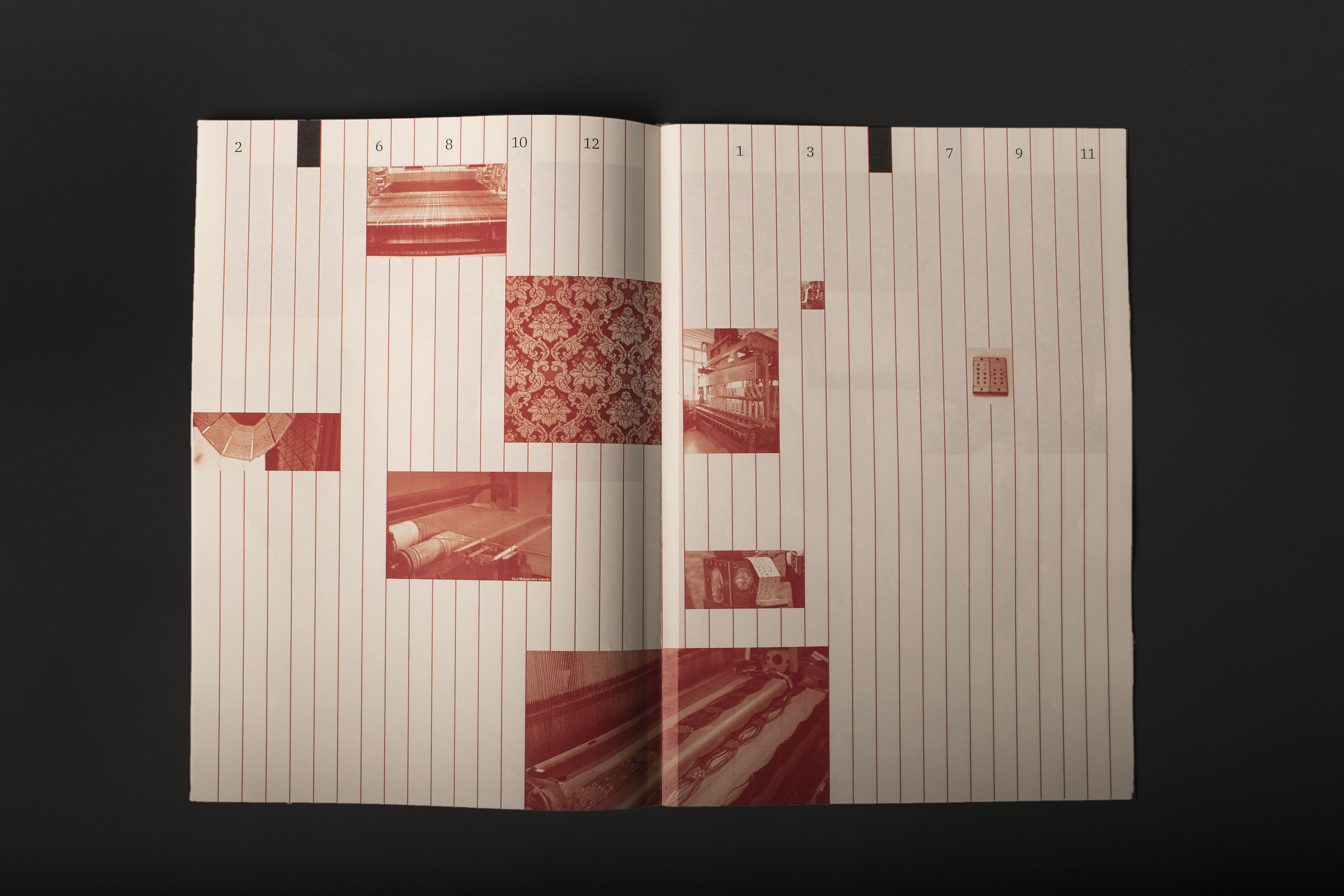 Photo d’une brochure en papier fin crème. Ouverte, on peut voire des images en monochrome rouge. Les pages sont coupées en 20 colonnes par des lignes rouges.