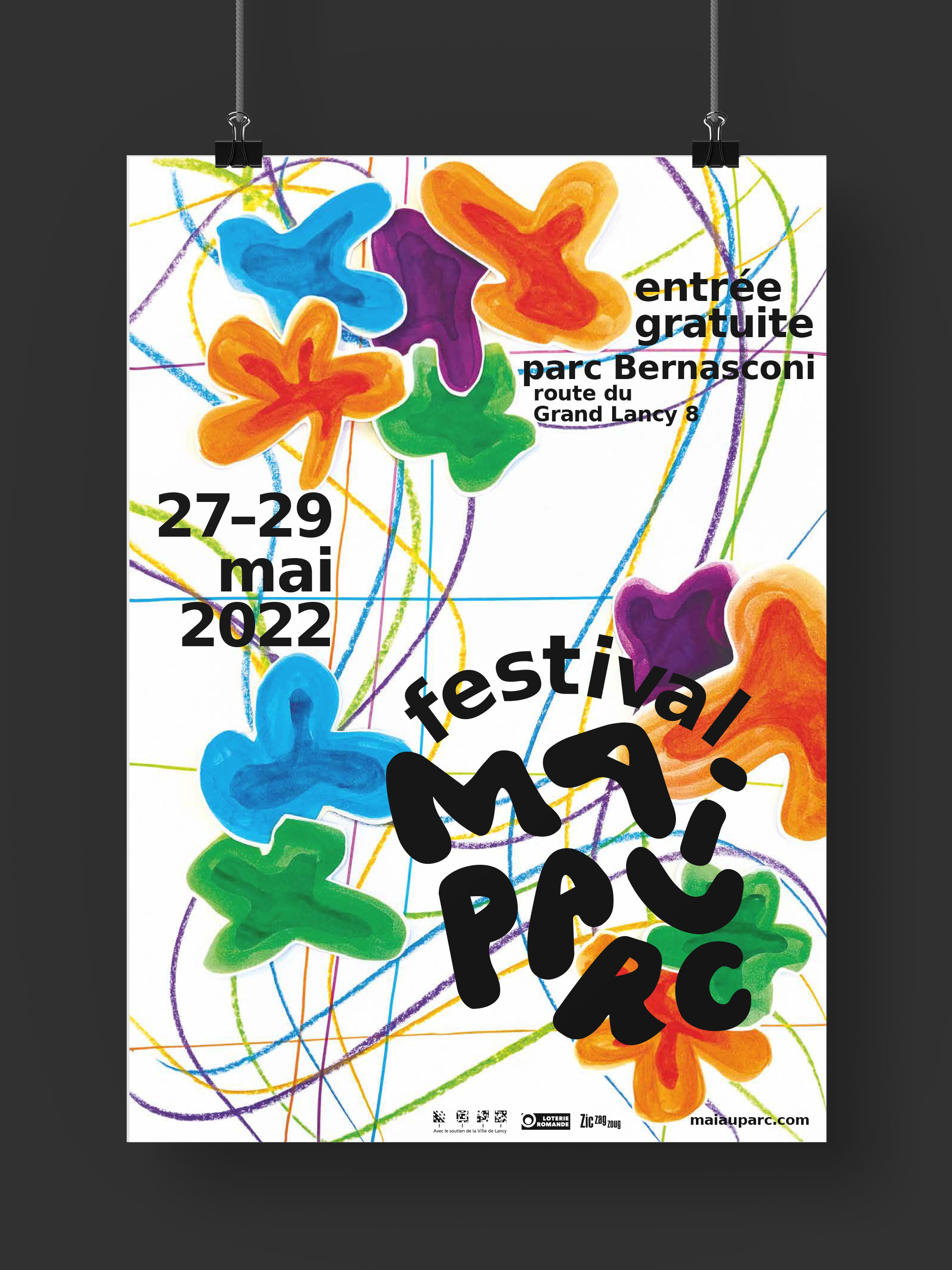 Une affiche pour le festival de musique Mai au Parc. Le fond est blanc, traversé par des lignes droites et courbes colorées. Par-dessus, des fleurs bleues, oranges, vertes et violettes sont disposées. Le logo du festival occupe le quart en bas à droite de l’affiche.