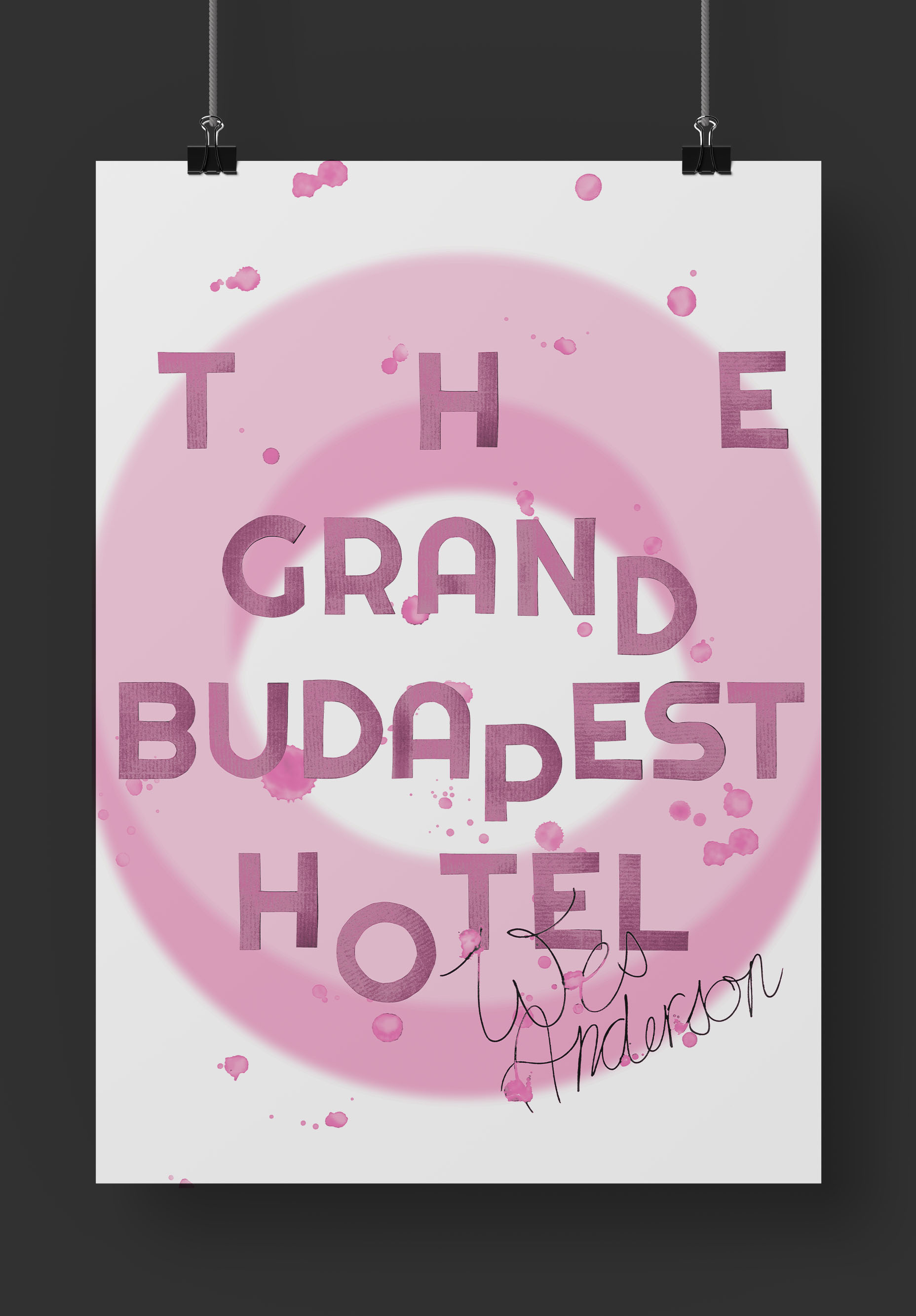 Affiche avec un grand cercle rose au fond. Par-dessus, le texte « The Grand Budapest Hotel » est écrit en rose. Les lettres « D », « P » et « O » sont tombantes. En bas de l’affiche est calligraphié « Wes Anderson » en noir. Sur toute l’affiche, il y a des tâches d’encre rose.